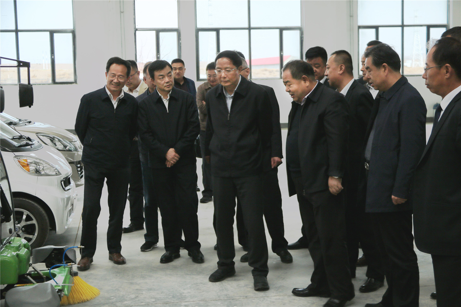 甘肅省政協(xié)主席、黨組書記歐陽堅一行蒞臨蘭州新區(qū)“亞太伊士頓電梯”廠、 “亞太新能源汽車”廠參觀考察！